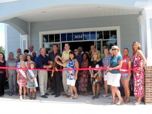 Dr. Renny Edelson and Dr. Josh Olcott cut the ribbon at Chiropractic USA.