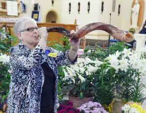 Rita Gallin of Temple Shalom sounded the shofar to start the service.