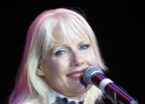 Jules Larsen sings.