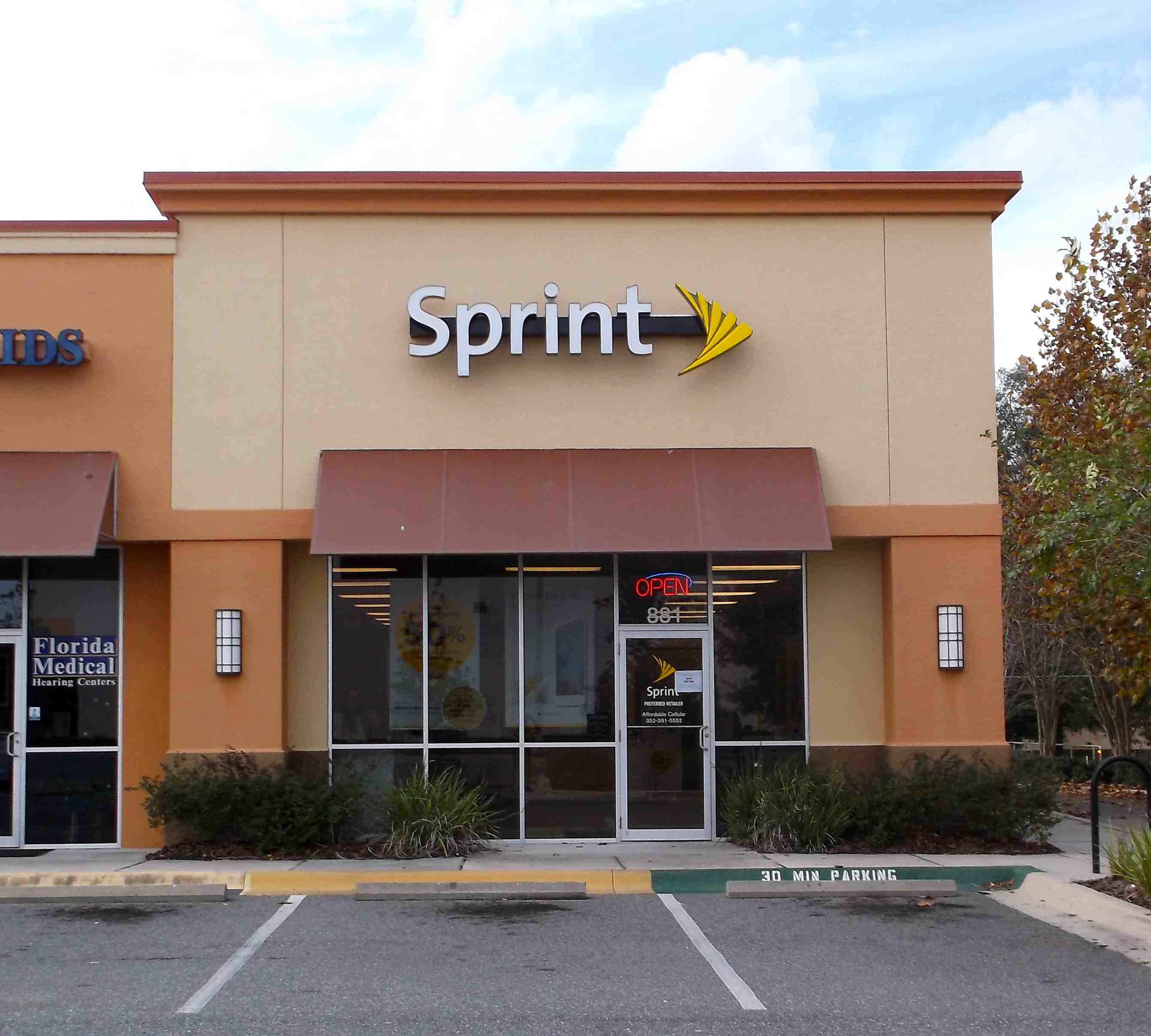 Trio suspected of smashing Sprint store window, stealing ...