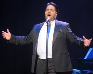 Fernando Varela pays tribute to Oscar Feliu singing "You Raise Me Up."