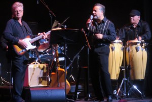 Gilberto Paz, center, sings a Latin song to honor Oscar Feliu