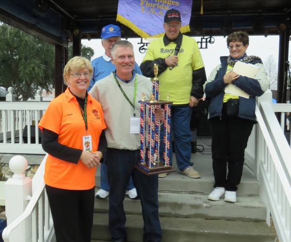 Jim Hull and Sue Schoening accept the trophy for Peoples' Choice Award for raising $661.72 for the Rotary Club.