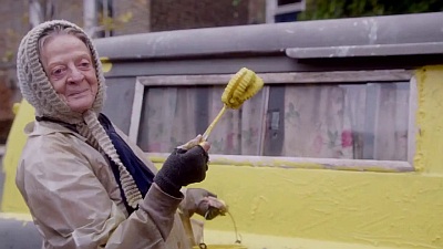 Maggie Smith plays "The Lady in the Van."