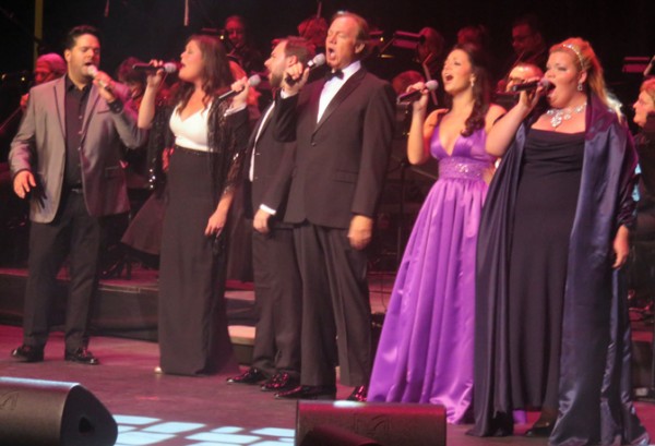 Singers pay tribute to Oscar Feliu.