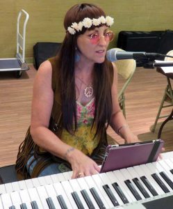 Sara Kallioinen plays keyboards.