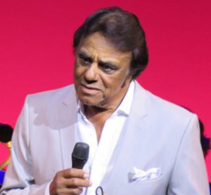 Johnny Mathis sings one of his hits Thursday night.