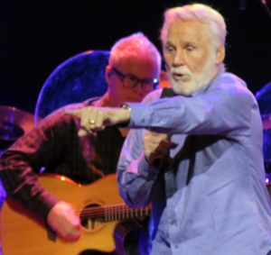 Kenny Rogers makes a point to the Villagers in the audience.