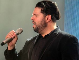Fernando Varela hits a high note on an operatic number.