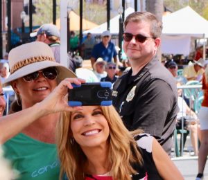 Vanna White posed in dozens of selfies with the crowd.