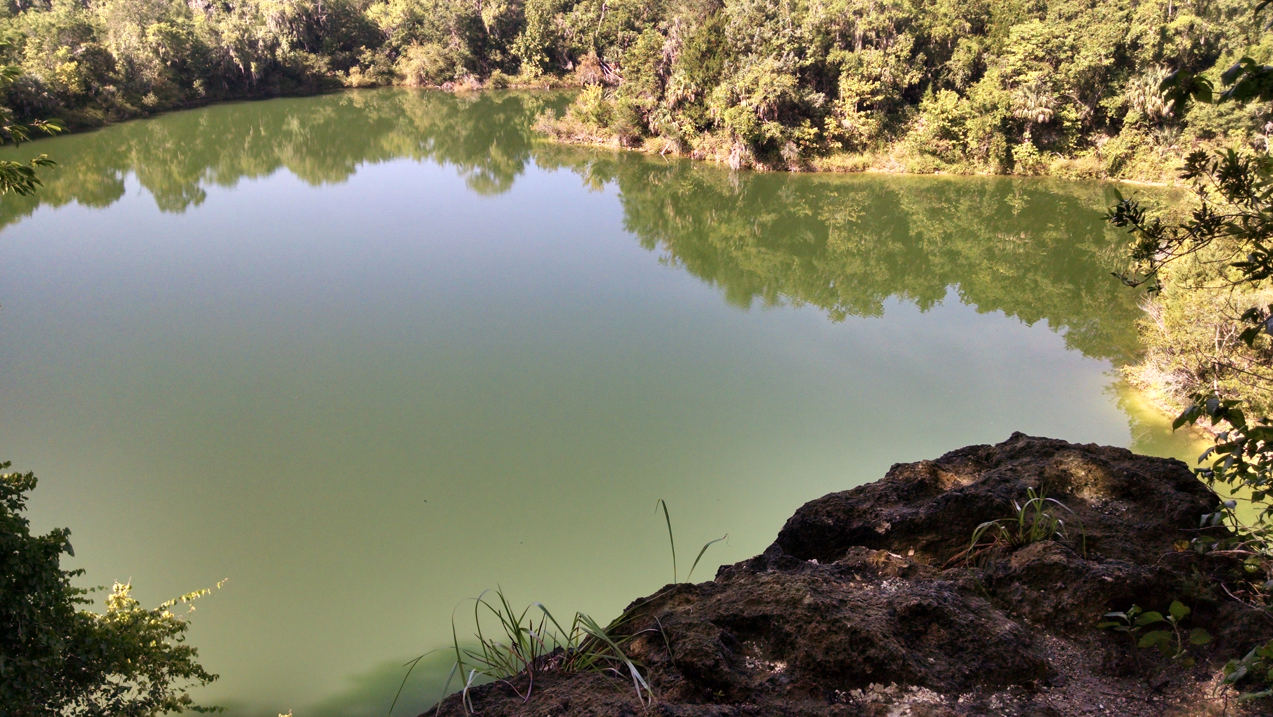 17-year-old dies after cliff diving into inactive lime rock mining ...