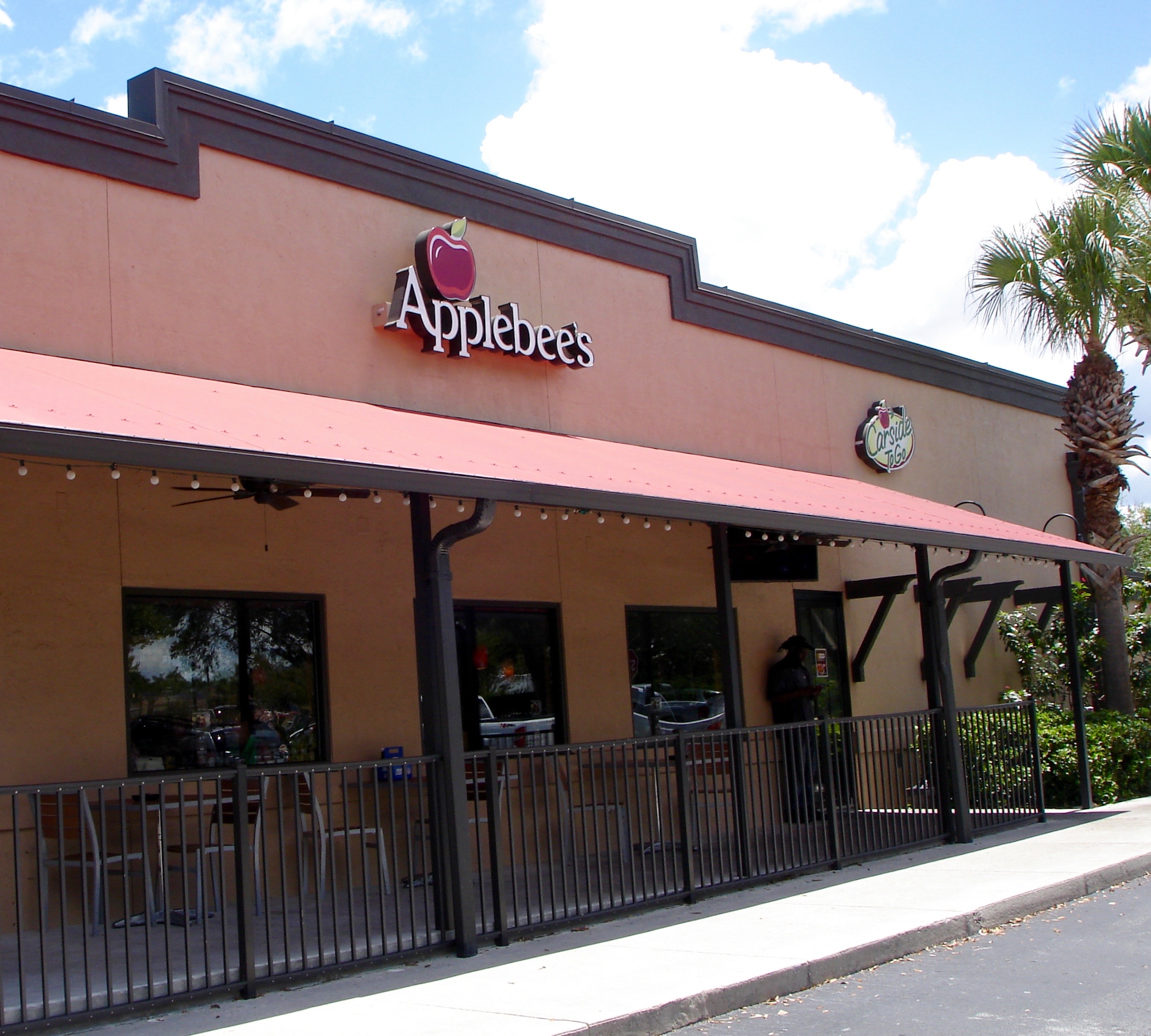 Intoxicated Villager in golf cart arrested at Applebee’s