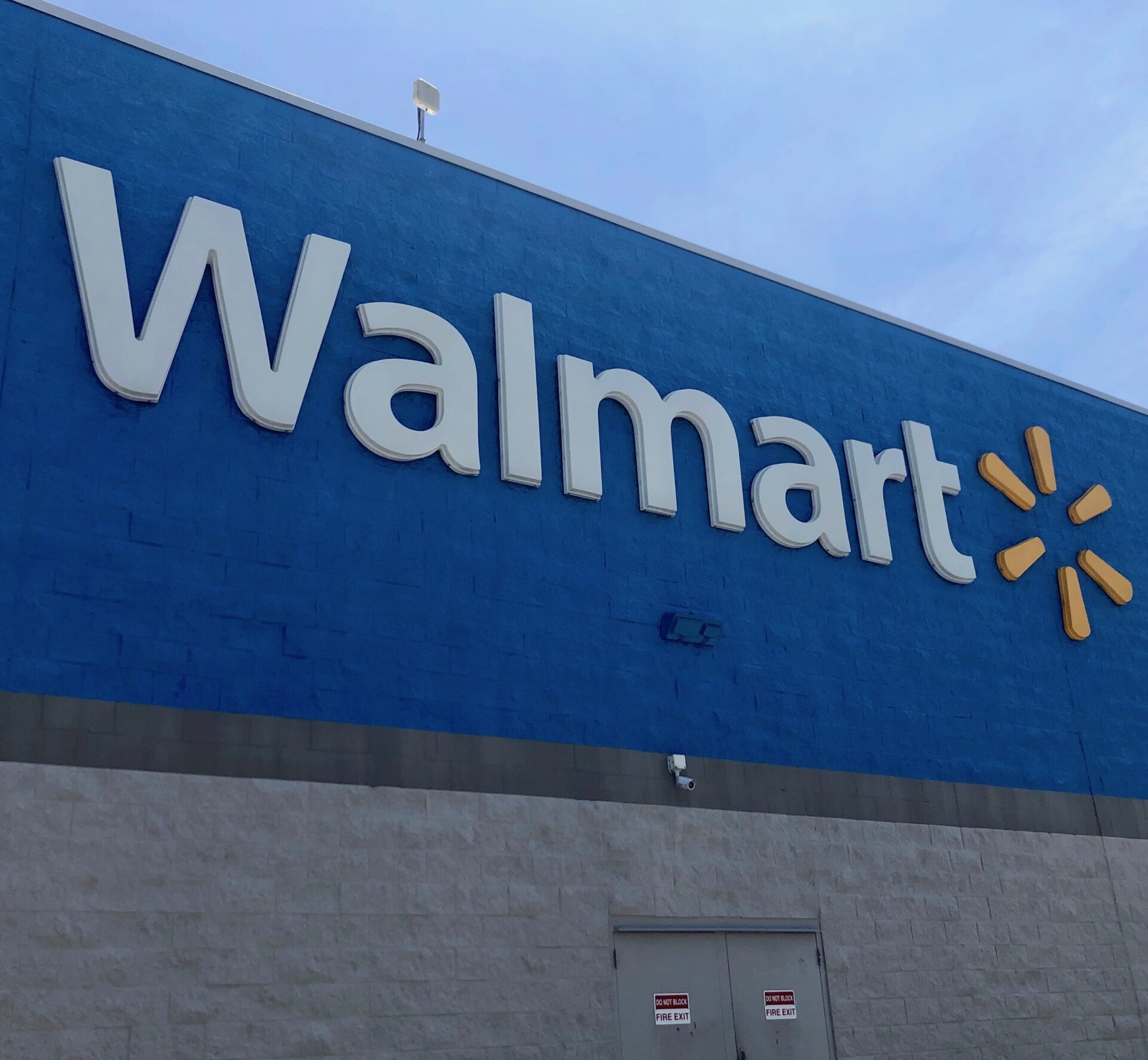 Suspected Walmart shoplifter caught with stolen binoculars and rope