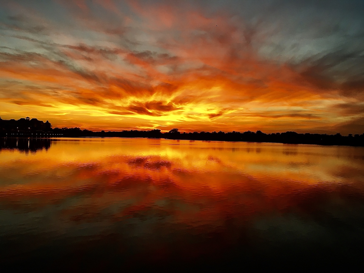 Stunning Sunset Glowing Over Lake Sumter Landing In The Villages ...